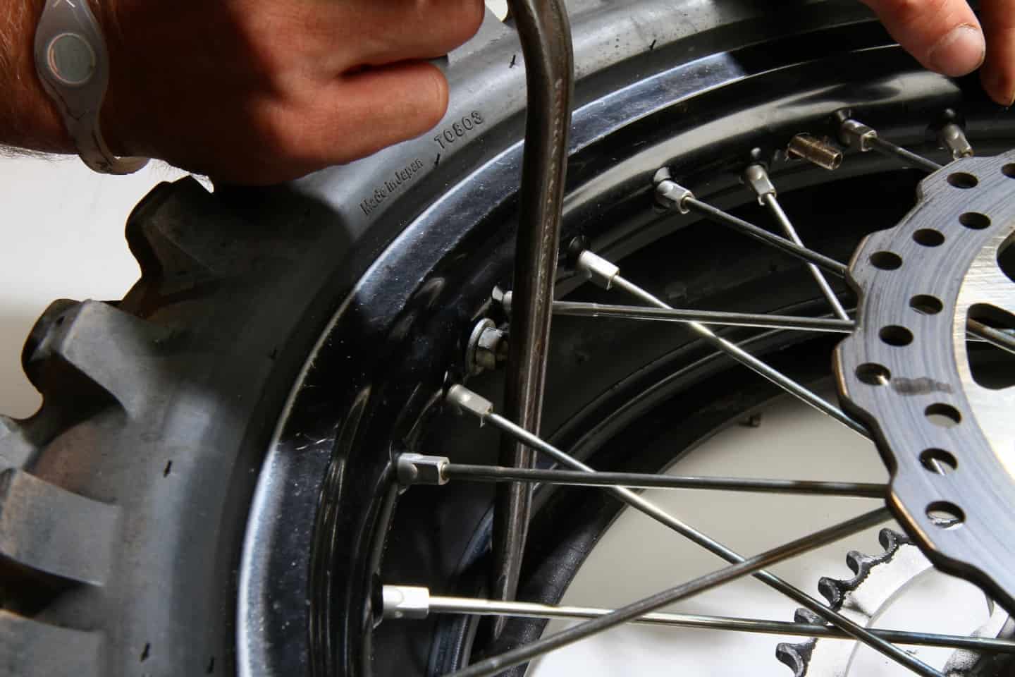 Pellentausch - Reifenwechsel ohne Wutanfall - 03 Reifenhalter lösen