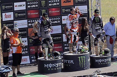Das MX1-Siegerpodium mit David Philippaerts, Antonio Cairoli  und Steven Frossard