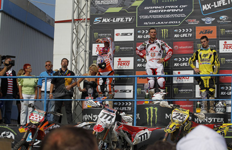 Siegerpodium MX1 mit Antonio Cairoli, Tagessieger Evgeny Bobryshev  und Clement Desalle