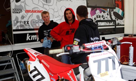 Evgeny Bobryshev unter dem Zelt von KMP Racing