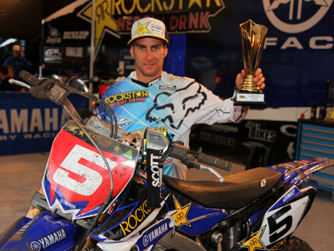 Ein gequältes Lächeln von Josh Coppins