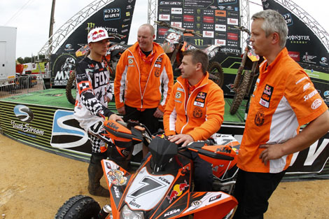 Ken zusammen mit KTM Sportmanager Pit Beirer (Bildmitte)