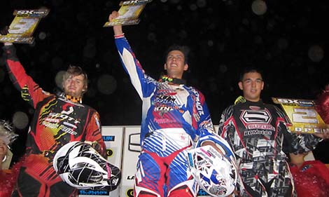 Cyrille Coulon, Finalsieger Cédric Soubeyras und Khounsith Vongsana auf dem Siegerpodium