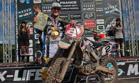 Julien Bill mit dem Golden Plate des MX3-Weltmeisters 2011