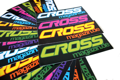 Color up your life! Frisch eingetroffen die neuen farbenfrohen CROSS Magazin Sticker für Helm, Werkzeugkiste, Handy oder alles andere was etwas frische Farbe vertragen kann. Holt sie euch kostenlos beim CROSS Magazin Stand in Ried ab.