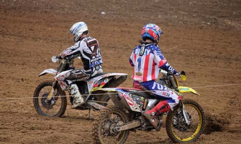 Daniel Siegl geht vor Ryan Dungey auf die Strecke
