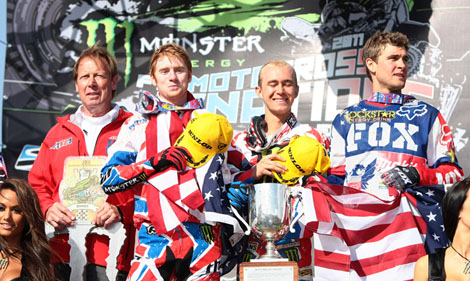Das siegreiche Team USA mit Teamchef Ro­ger De Cos­ter, Ryan Villopoto, Blake Bag­gett und Ryan Dungey