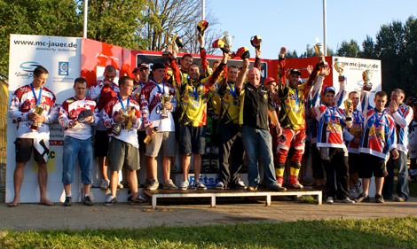 Das Siegerpodium der Seitenwagen-Piloten mit den Teams aus Lettland (2.), Belgien (Europameister) und Großbritannien (3.)