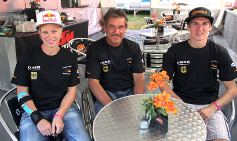 Hubert Nagl (Bildmitte) nominierte auch Steffi Laier und Dennis Baudrexl fürs deutsche MXoEN-Team