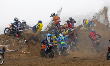 Die Fahrer bekamen es beim RHL Beach Race mit starkem Wind, Regen und jeder Menge Sand zu tun.