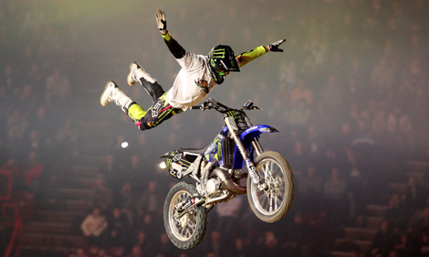 Gehören auch 2011 wieder zum Programm des Supercross de Bercy: die FMX-Akrobaten.