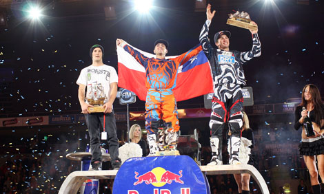 Siegerehrung: Remi Bizouard (2.), Tagessieger Javier Villegas und Josh Sheehan (3.)