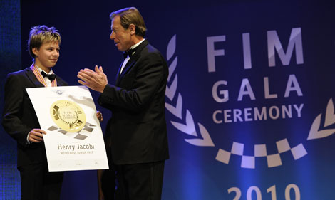 Im vergangenen Jahr bekam Henry Jacobi seine Goldmedaille aus den Händen von MX-Legende Roger DeCoster