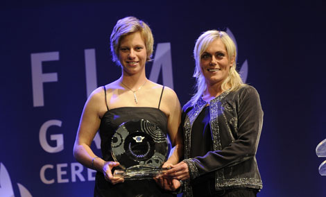 Katja Poensgen (rechts) überreichte Stephanie Laier 2010 den Spezialpreis ?FIM Woman of the Year?