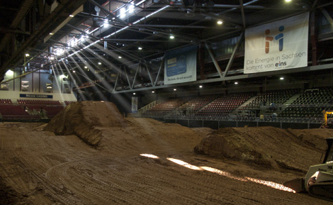 Die Rennstrecke in der Chemnitz Arena ist zwei Tage vor dem Supercross fast fertig.