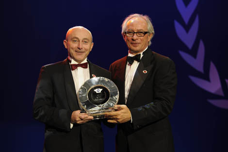 Bevor er selbst Preise verteilte erhielt Eric Geboers aus den Händen von FIM-Präsident Vito Ippolito seine Auszeichnung als Motorradsport-Legende