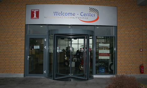 Eingang zum Welcome-Center des EuroSpeedway Lausitzrings