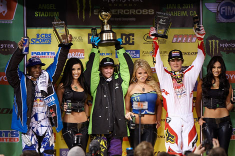 Ob Ryan Villopoto auch nach den Rennen am kommenden Samstag so jubeln kann - wie hier auf dem Foto vom Saisonauftakt 2011, als er vor Ryan Dungey und James Stewart die Ziellinie passierte - bleibt abzuwarten. Der Druck auf RV2 wird recht groß sein.