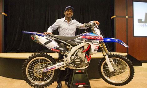 Gut aufgelegt wie in den Jahren zuvor nimmt James Stewart die SX-Saison 2012 in Angriff - weiter auf Yamaha aber für ein neues Team.