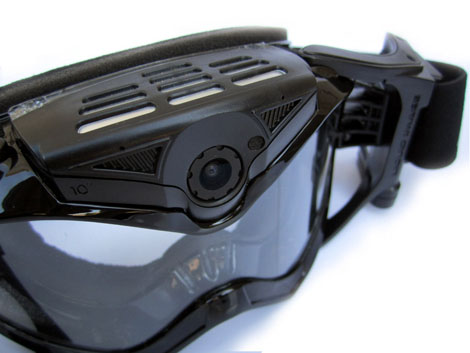 Das Herzstück dieser Brille: die 720p bzw. 1.080p HD-Kamera mit 136°-Weitwinkeloptik und Mikrofon