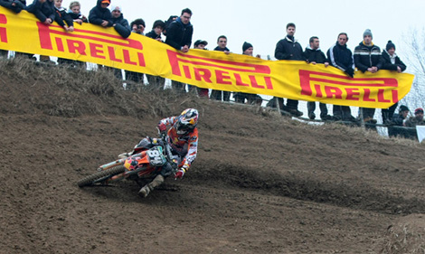 Jeffrey Herlings setzte sich im zweiten Rennen mit seiner 250er KTM gegen die MX1-Cracks durch.