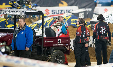 Chad Reed wird nach dem Crash von der Strecke gefahren.