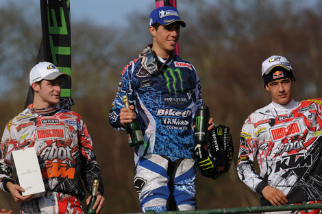 Die Top 3 der MX2-Kategorie: Ja­ke Ni­cholls, MX2-Gesamtsieger Arn­aud Tonus und Glenn Col­den­hoff