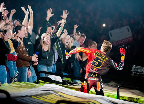 Nach dem Sieg in Atlanta entledigte sich Ryan Dungey zur Freude der Fans seiner Klamotten.