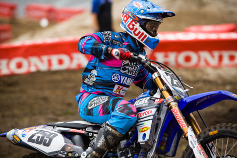 Für das Training kramte James Stewart seine alte Startnummer 259 aus und pappte diese zum Spaß an seine JGRMX-Yamaha.