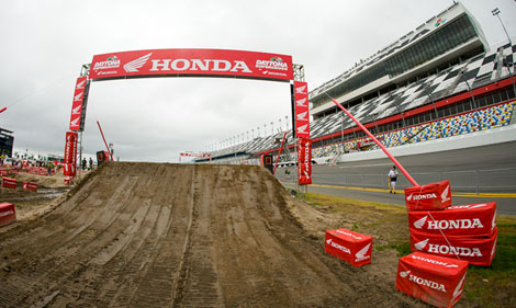 Am Vormittag und auch während der ersten Trainingssessions herrschten noch ganz annehmbare Bedingungen auf dem Daytona International Speedway.