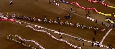 Der ?Staggered Standing Restart? aus der Vogelperspektive, an der Spitze Ken Roczen.