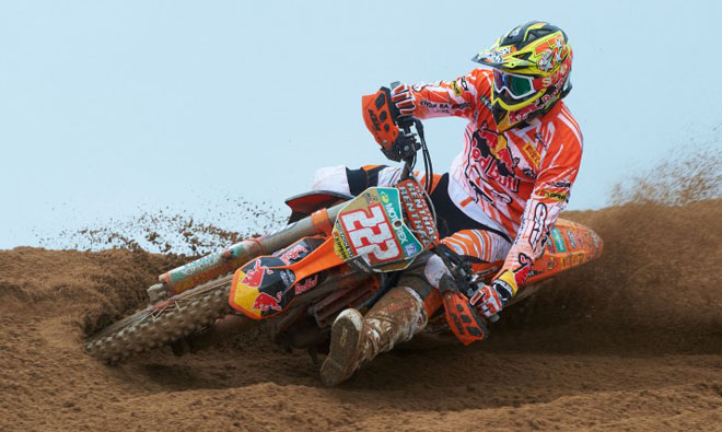 Auf einer KTM 350 SX-F und mit einem goldfarbenen Nummernschild nimmt Tony Cairoli den Kampf um seinen vierten MX1-Titel auf.