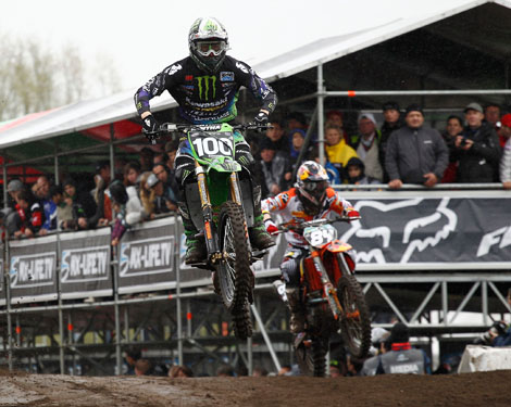 Kurzer Zweikampf zwischen Tommy Searle und Jeffrey Herlings um die Spitzenposition.