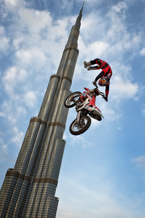 Josh Sheehan bei seinem Warmup-Sprung vor dem Burj Khalifa in Dubai