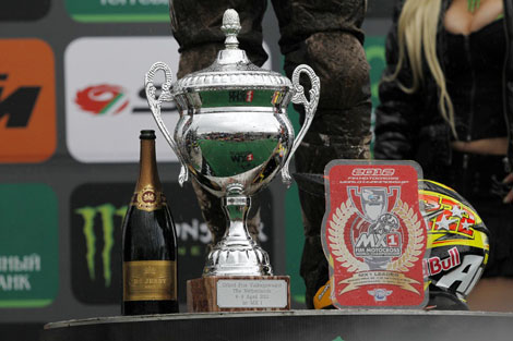 Tonys spezielles Osterei: Die GP-Trophäe von Valkenswaard.