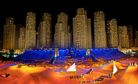 Der zwischen den Wolkenkratzern von Dubai und dem türkisfarbenem Wasser des Persischen Golfs gelegene Sandstrand von Jumeirah bot die Kulisse für den Auftakt zur Red Bull X-Fighters World Tour 2012.