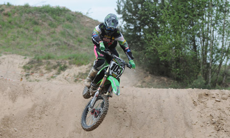 Titelverteidigerin Maria Franke auf ihrer Pfeil-Kawasaki.