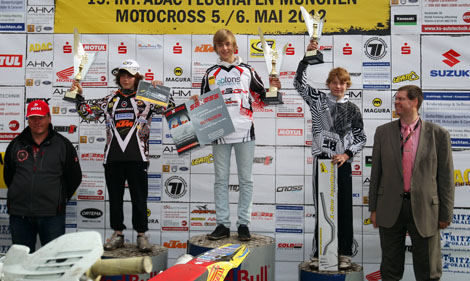 Die Top 3 des Tages im ADAC MX Junior Cup: Davy Pootjes, Tagessieger Tomass Sileika und Bas Vaessen.