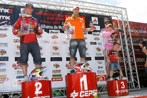 Das Tagespodium der Klasse MX Elite (MX1) mit Jonathan Barragán, Tagessieger José Antonio Butrón und Álvaro Lozano.