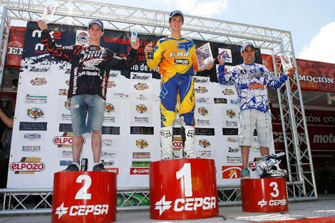 Das Tagespodium der MX2-Kategorie mit Jordi Salvador Páez, Tagessieger Ander Valentín und Cristian Oliva.
