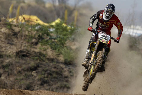 Lange Staubfahnen, wie hier bei Rockstar Energy Suzuki WMX1-Pilot Clement Desalle gut zu erkennen, waren der Auslöser für den Boykott der Fahrer.