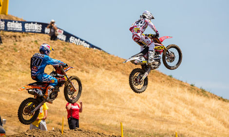 Ken Roczen schickt sich an Justin Barcia zu überholen.