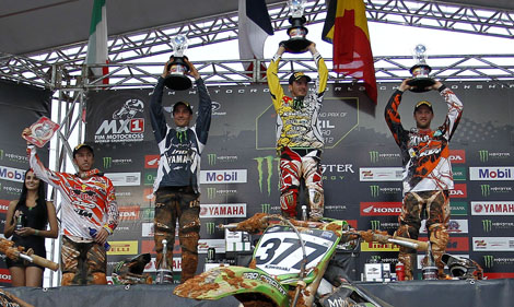 Das MX1-Tagespodium von Penha:Tabellenleader Antonio Cairoli mit dem Red Plate, David Philippaerts, Tagessieger Christophe Pourcel und Kevin Strijbos.