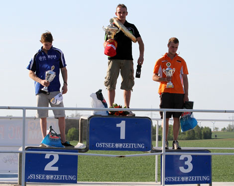 Daniel Siegl stand in Prisannewitz - flankiert von Stefan Olsen und Benjamin Mallon - zum ersten Mal in diesem Jahr auf dem Podium.