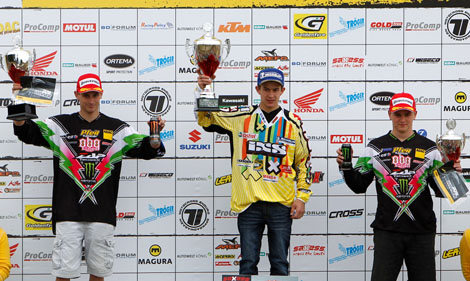 Jeremy Seewer auf dem obersten Treppchen des ADAC MX Youngster Cup-Siegerpodiums von Höchstädt