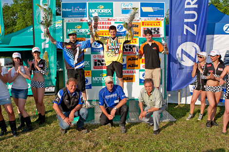 Das Tagespodium der MX2-Kategorie: Patrick Walther, Tagessieger Jeremy Seewer und GP-Pilot Valentin Guillod.
