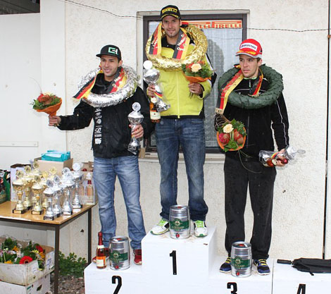 Die Top 3 des Tages - Christian Brockel, Tagessieger Marcus Schiffer und Kevin Wouts - bei der SIegerehrung, die aufgrund des Regens unters schützende Vordach des Clubhauses verlegt werden musste.