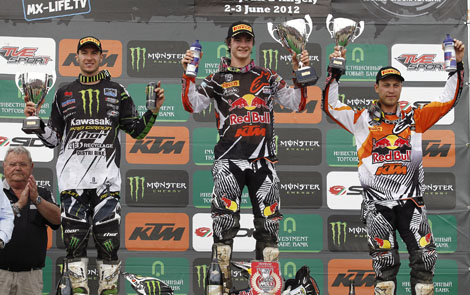 Das MX2-Tagespodium von Saint Jean d´Angely: Tommy Searle, Tagessieger Jeffrey Herlings und Jeremy van Horebeek