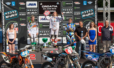 Die Top 3 der MX-Damen: Natalie Kane, Tagessiegerin Chiara Fontanesi und Justine Charroux