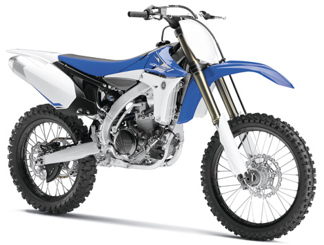 Die YZ450F in der blauen Farbversion mit neuen Grafiken und weißen hinteren Kotflügeln.